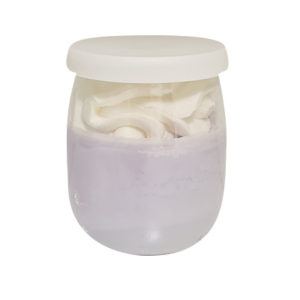 Bougie yaourt chantilly parfum myrtille et 100% cire végétale. Vendu par Bubulle et savon.