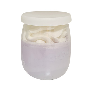 Bougie yaourt chantilly parfum myrtille et 100% cire végétale. Vendu par Bubulle et savon.