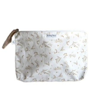 Baby trousse coton imp. feuilles blanc / biscuit. Vendu par Bubulle et savon.