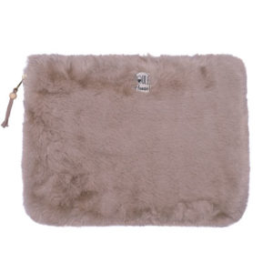 Pochette zippée PC/tablette fausse fourrure angora galet - Taille M. Vendu par Bubulle et savon