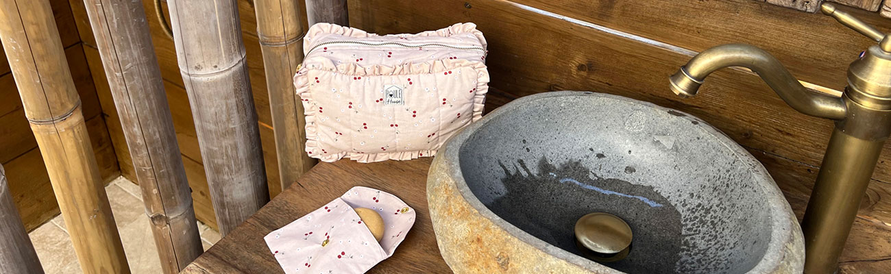 accessoires nomades : trousse de toilettes, pochettes pour produits de beauté